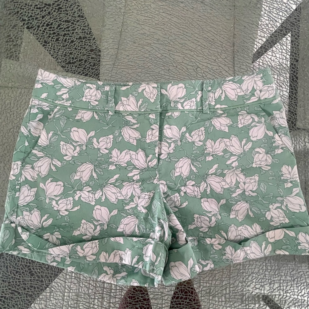 New York & Company Green Floral Women's 4” Shorts. Size 16.